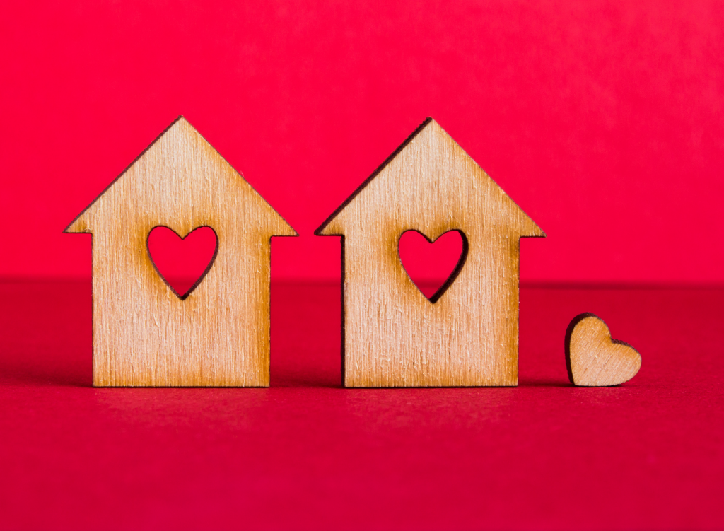 Maisons roses en bois découpé - Stratégie digitale de contenu pour l'immobilier